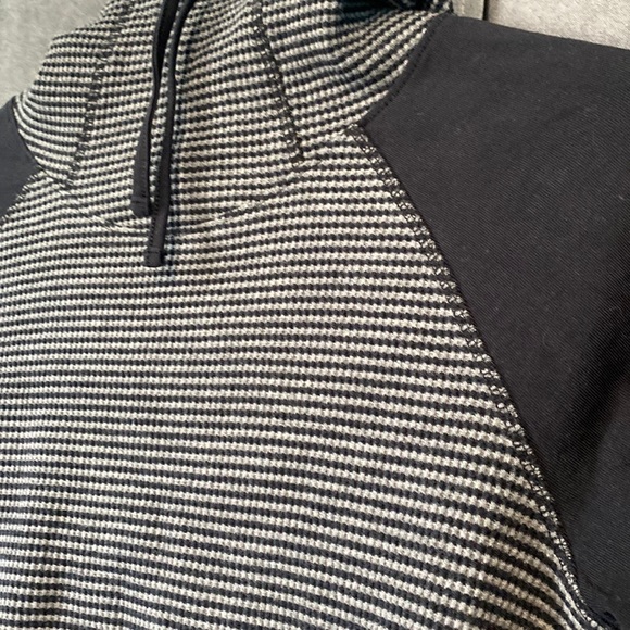 Columbia hooded long sleeve MEDIUM - Picture 2 of 6